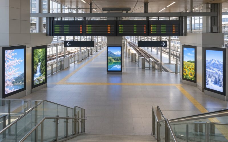 Why Japanese Train Stations Have So Many Screens (2026)
